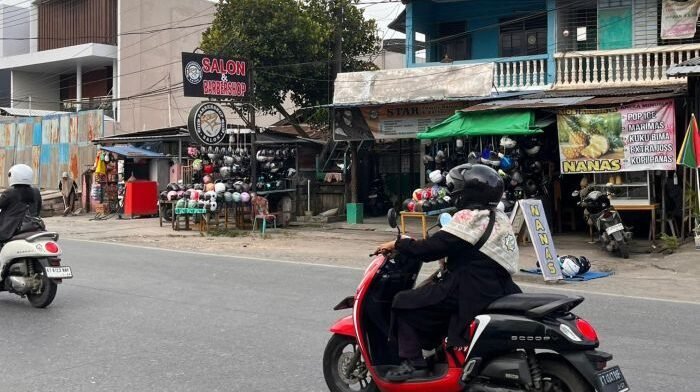 Simpang Jalan A.M. Sangaji–Perniagaan, Samarinda, area yang dikenal sebagai lokasi jual beli helm bekas. Foto: BorneoFlash/Nur Ainunnisa