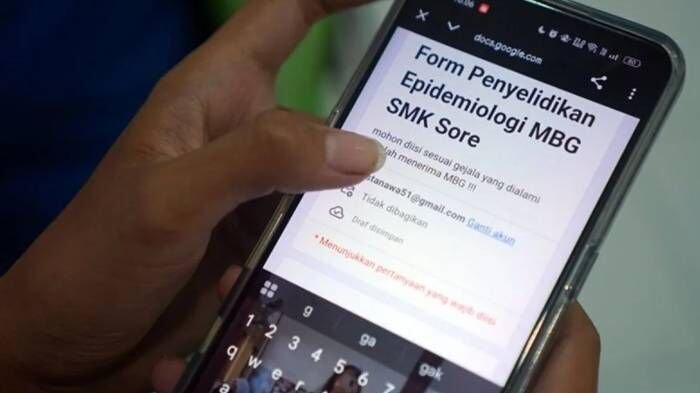 Siswa mengisi kuesioner dalam kegiatan survei epidemiologi di SMK Sore Tulungagung, Jawa Timur, Jumat (23/1/2026). Survei tersebut dilakukan untuk menelusuri pola konsumsi menu MBG serta potensi sebaran kasus gangguan pencernaan yang dialami sedikitnya 15 siswa usai menyantap makanan dari SPPG Pesantren sehari sebelumnya. FOTO : ANTARA/Destyan Sujarwoko/foc.