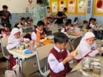 Siswa sekolah dasar saat menikmati program Makan Bergizi Gratis. Foto: BorneoFlash/Nur Ainunnisa