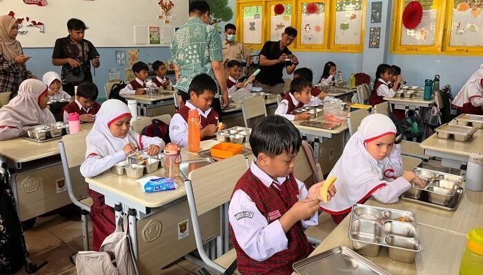 Siswa sekolah dasar saat menikmati program Makan Bergizi Gratis. Foto: BorneoFlash/Nur Ainunnisa