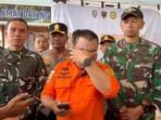 Tangis haru personel SAR usai seluruh korban kecelakaan pesawat ATR 42-500 ditemukan. Foto: BorneoFlash/Dok. Istimewa