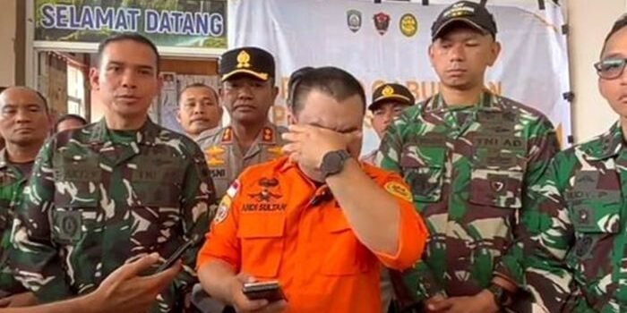 Tangis haru personel SAR usai seluruh korban kecelakaan pesawat ATR 42-500 ditemukan. Foto: BorneoFlash/Dok. Istimewa