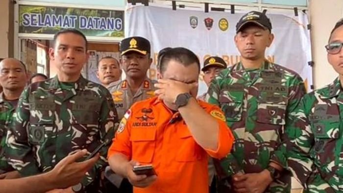 Tangis haru personel SAR usai seluruh korban kecelakaan pesawat ATR 42-500 ditemukan. Foto: BorneoFlash/Dok. Istimewa