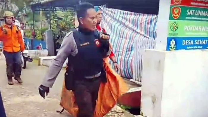 Tangkapan layar - Tim SAR Gabungan mengevakuasi serpihan pesawat ATR 42-500 milik Indonesia Air Transport (IAT) yang mengalami kecelakaan usai di temukan di atas Gunung Bulusaraung, Kabupaten Maros, Sulawesi Selatan, pada Minggu (18/1/2025). Foto: BorneoFlash/ANTARA/HO-Dok. Basarnas Makassar