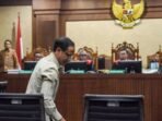 Terdakwa kasus dugaan korupsi dalam digitalisasi pendidikan pengadaan laptop Chromebook Nadiem Makarim (tengah) mengikuti sidang lanjutan dengan agenda tanggapan JPU atas eksepsi terdakwa di Pengadilan Tipikor, Jakarta, Kamis (8/1/2026). Dalam tanggapannya JPU Kejaksaan Agung meminta majelis hakim menolak nota keberatan atau eksepsi dari mantan Menteri Pendidikan, Kebudayaan, Riset dan Teknologi (Mendikbudristek) periode 2019-2024 Nadiem Makarim dan penasihat hukumnya. FOTO : ANTARA/Indrianto Eko Suwarso/nz.