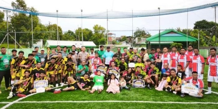 Piala Halili Adinegara resmi ditutup pada Minggu (4/1/2026), di Lapangan Mini Soccer Rumah Kayu GB, Kelurahan Gunung Samarinda Baru. Foto: BorneoFlash/Niken Sulastri