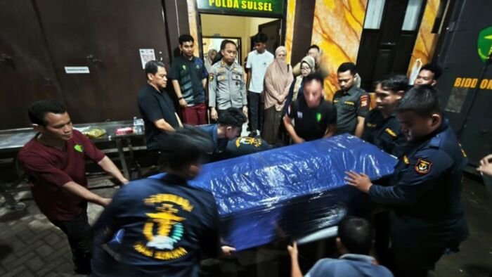 Tim Dokpol membungkus dengan terpal peti jenazah Deden Maulana korban kecelakaan pesawat ATR 42-500 setelah teridentifikasi oleh tim DVI Biddokkes Polda Sulsel untuk diserahkan kepada perwakilan keluarga selanjutnya akan diterbangkan ke Jakarta, di Posko DVI Biddokkes Polda Sulsel, Jalan Kumala Makassar, Sulawesi Selatan, Rabu (21/1/2026) malam. Foto: BorneoFlash/ANTARA/Darwin Fatir