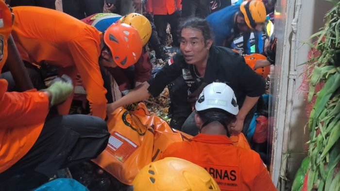 Tim SAR Gabungan kembali menemukan dua korban Kecelakaan Kapal Feri Dharma Kartika IX, pada Selasa (27/1/2026). Foto: BorneoFlash/Niken Sulastri