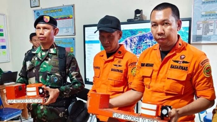 Tim SAR gabungan menunjukkan benda diduga black box (kotak hitam) usai ditemukan tim khusus pada ekor pesawat ATR 42-500 dengan nomor registrasi PK-THT milik IAT yang kecelakaan di wilayah pegunungan Bulusaraung, Kabupaten Pangkep, Sulawesi Selatan, Rabu (21/1/2026). Foto: BorneoFlash/ANTARA/HO-SAR gabungan/aa