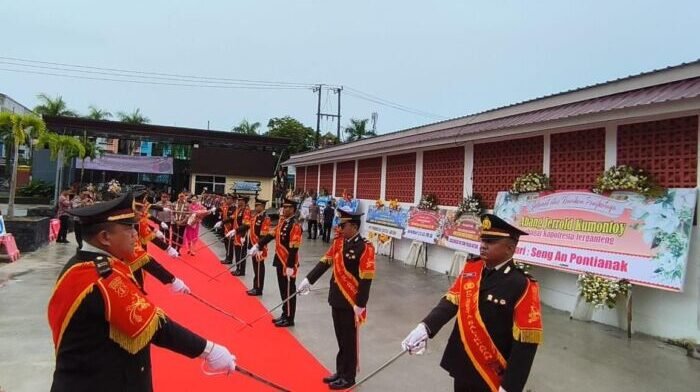 Upacara Farewell Parade dan Serah Terima Jabatan Kapolresta Balikpapan, di Halaman Mapolresta Balikpapan, pada Kamis (8/1/2026). Foto: BorneoFlash/Niken Sulastri