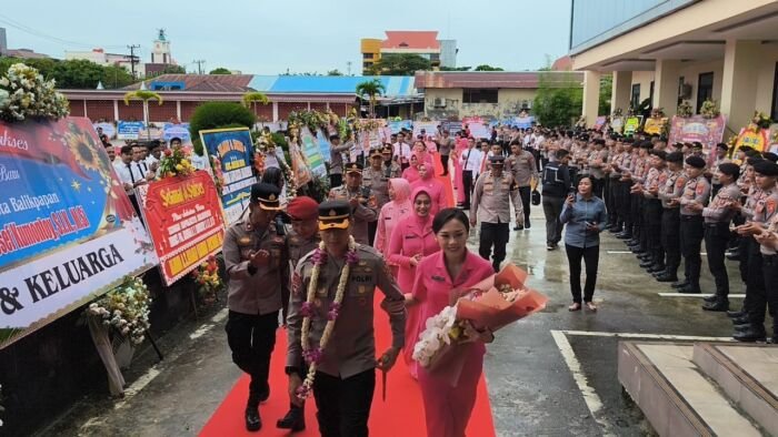 Upacara Farewell Parade dan Serah Terima Jabatan Kapolresta Balikpapan, di Halaman Mapolresta Balikpapan, pada Kamis (8/1/2026). Foto: BorneoFlash/Niken Sulastri