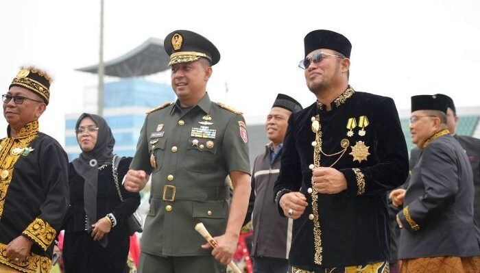 Pangdam VI/Mlw, Mayjen TNI Krido Pramono, S.H., M.Si., Hadiri Upacara Peringatan HUT Ke-68 Provinsi Kalimantan Timur di Stadion Gelora Kadrie Oening Sempaja, Samarinda, pada Jum'at, (9/1/2026). Foto: HO/Pendam VI/Mlw