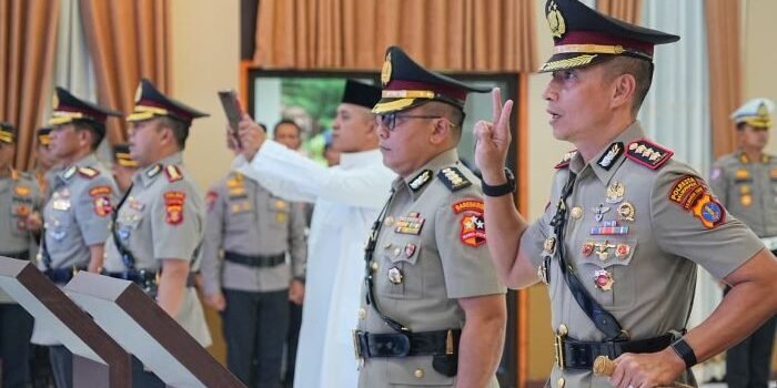 Upacara Sertijab Direktur Lalu Lintas Polda Kaltim dan Kapolresta Balikpapan yang berlangsung di Gedung Mahakam Polda Kaltim, pada Rabu (07/01/2026). Foto: HO/Humas Polda Kaltim