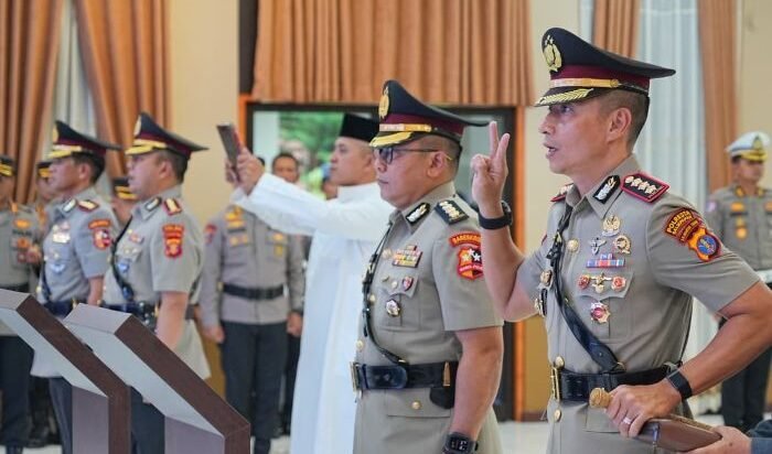 Upacara Sertijab Direktur Lalu Lintas Polda Kaltim dan Kapolresta Balikpapan yang berlangsung di Gedung Mahakam Polda Kaltim, pada Rabu (07/01/2026). Foto: HO/Humas Polda Kaltim