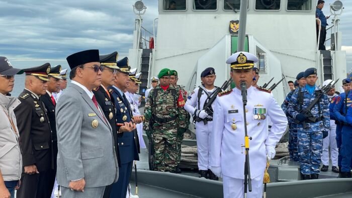 Upacara dan tabur bunga dalam rangka Hari Dharma Samudera di dilaksanakan di atas KRI HIU-634 di perairan teluk Balikpapan, pada Kamis (15/1/2026). Foto: BorneoFlash/Niken Sulastri