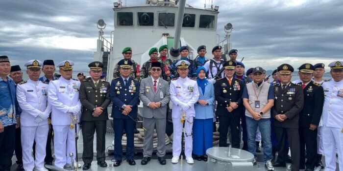 Wakil Wali Kota Balikpapan, H. Bagus Susetyo, mengikuti upacara dan tabur bunga dalam rangka Hari Dharma Samudera di dilaksanakan di atas KRI HIU-634 di perairan teluk Balikpapan, pada Kamis (15/1/2026). Foto: BorneoFlash/Niken Sulastri