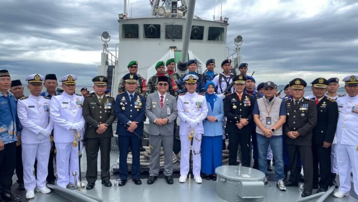 Wakil Wali Kota Balikpapan, H. Bagus Susetyo, mengikuti upacara dan tabur bunga dalam rangka Hari Dharma Samudera di dilaksanakan di atas KRI HIU-634 di perairan teluk Balikpapan, pada Kamis (15/1/2026). Foto: BorneoFlash/Niken Sulastri