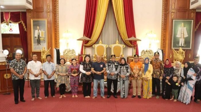 Wakapolda Kaltim Brigjen Pol Adrianto Jossy Kusumo, S.H., M.Han., melakukan kunjungan silaturahmi ke Kedaton Kesultanan Kukar Ing Martadipura, pada Sabtu (24/01/2026). Foto: HO/Humas Polda Kaltim