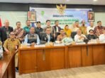 Wakil Gubernur Kaltim Seno Aji berfoto bersama peserta diskusi panel IKN sebagai tonggak kemajuan Indonesia. Wakil Gubernur Kaltim Seno Aji berfoto bersama peserta diskusi panel IKN sebagai tonggak kemajuan Indonesia. Foto: BorneoFlash/Nur Ainunnisa