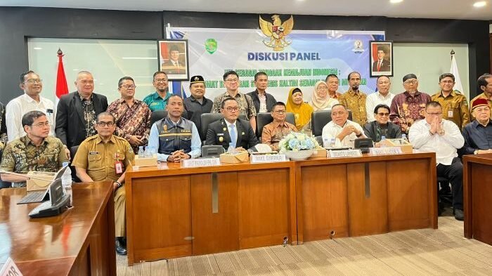 Wakil Gubernur Kaltim Seno Aji berfoto bersama peserta diskusi panel IKN sebagai tonggak kemajuan Indonesia. Foto: BorneoFlash/Nur Ainunnisa