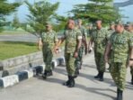 Wakil Kepala Staf Angkatan Darat (Wakasad), Letjen TNI Muhammad Saleh Mustafa, lakukan kunjungan kerja sekaligus peninjauan ke Puslatpur Amborawang dan Dodikjur Rindam VI/Mlw, pada Selasa (13/1/2026). Foto: HO/Pendam VI/Mlw