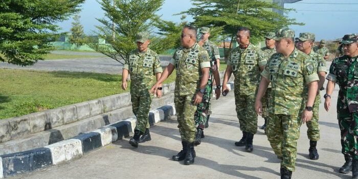 Wakil Kepala Staf Angkatan Darat (Wakasad), Letjen TNI Muhammad Saleh Mustafa, lakukan kunjungan kerja sekaligus peninjauan ke Puslatpur Amborawang dan Dodikjur Rindam VI/Mlw, pada Selasa (13/1/2026). Foto: HO/Pendam VI/Mlw