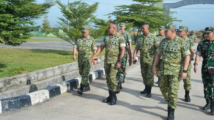Wakil Kepala Staf Angkatan Darat (Wakasad), Letjen TNI Muhammad Saleh Mustafa, lakukan kunjungan kerja sekaligus peninjauan ke Puslatpur Amborawang dan Dodikjur Rindam VI/Mlw, pada Selasa (13/1/2026). Foto: HO/Pendam VI/Mlw