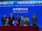 Wakil Menteri Kesehatan RI, Benjamin Paulus Octavius (berdiri, kedua dari kanan) menyaksikan Memorandum of Agreement (MoA) antara Kemenkes dengan Xuzhou Medical University (XZMU) mengenai Pembentukan Laboratorium Bersama China–Indonesia untuk Kedokteran Digital dan Kesehatan Proaktif di Xuzhou, provinsi Jiangsu, China. FOTO : ANTARA/HO-KJRI Shanghai