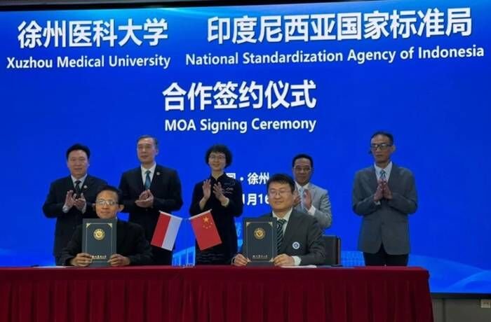 Wakil Menteri Kesehatan RI, Benjamin Paulus Octavius (berdiri, kedua dari kanan) menyaksikan Memorandum of Agreement (MoA) antara Kemenkes dengan Xuzhou Medical University (XZMU) mengenai Pembentukan Laboratorium Bersama China–Indonesia untuk Kedokteran Digital dan Kesehatan Proaktif di Xuzhou, provinsi Jiangsu, China. FOTO : ANTARA/HO-KJRI Shanghai
