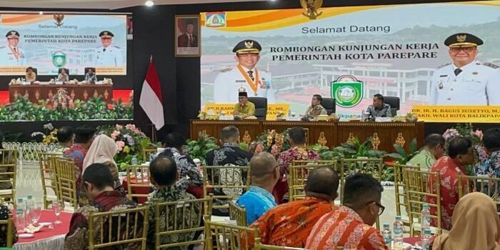(ki:ka) Wakil Wali Kota Balikpapan, H. Bagus Susetyo; Wali Kota Parepare, Tasming Hamid dan Wakil Wali Kota Parepare, Hermanto, Auditorium Balai Kota, pada Jumat (23/1/2026). Foto: BorneoFlash/Niken Sulastri