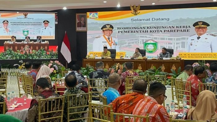 (ki:ka) Wakil Wali Kota Balikpapan, H. Bagus Susetyo; Wali Kota Parepare, Tasming Hamid dan Wakil Wali Kota Parepare, Hermanto, Auditorium Balai Kota, pada Jumat (23/1/2026). Foto: BorneoFlash/Niken Sulastri