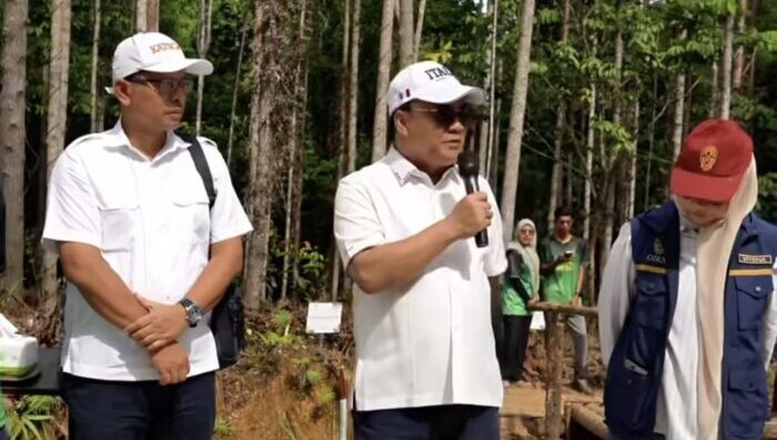 Wakil Wali Kota Balikpapan, H. Bagus Susetyo, bersama keluarga KATSGAMA melaksanakan penanaman pohon, di kawasan Ibu Kota Nusantara, pada Sabtu (17/1/2026). Foto: BorneoFlash/Ist