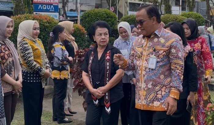 Wakil Wali Kota Balikpapan, H. Bagus Susetyo menyambut kunjungan Ketua Ikatan Adhyaksa Dharmakarini, Sruning Burhanuddin, berkunjung ke Rumah Cagar Alam Dahor yang berlokasi di Jalan Dahor Kelurahan Baru Ilir, Kecamatan Balikpapan Barat, pada Kamis (22/1/2026). Foto: BorneoFlash/Niken Sulastri