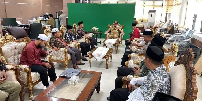 Wakil Wali Kota Balikpapan, H. Bagus Susetyo, saat menerima silaturahmi pengurus baru Pondok Pesantren Hidayatullah, di Balai Kota Balikpapan, pada Selasa (6/1/2026). Foto: BorneoFlash/Niken Sulastri