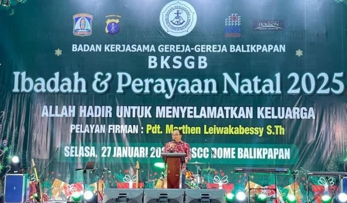 Wakil Wali Kota Balikpapan, H. Bagus Susetyo saat menghadiri Perayaan Natal BKSGB Tahun 2025, yang digelar di BSCC/ Dome Balikpapan, pada Selasa (27/1/2026) malam. Foto: BorneoFlash/Niken Sulastri