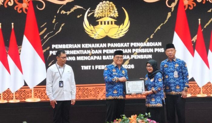 Wakil Wali Kota Balikpapan, H. Bagus Susetyo saat penyerahan SK purnatugas kepada 21 ASN Pemkot Balikpapan, yang berlangsung di Auditorium Balai Kota Balikpapan, pada Senin (19/1/2026). Foto: BorneoFlash/Niken Sulastri