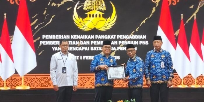 Wawali Balikpapan Serahkan SK Kepada 21 ASN Purnatugas, Pensiun Bukan Berhenti Berkarya