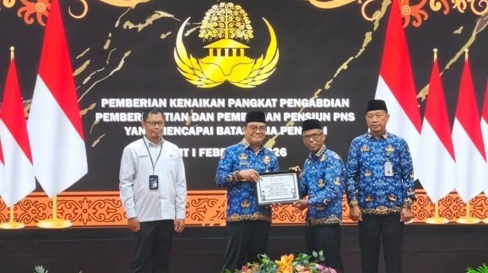 Wakil Wali Kota Balikpapan, H. Bagus Susetyo saat penyerahan SK purnatugas kepada 21 ASN Pemkot Balikpapan, yang berlangsung di Auditorium Balai Kota Balikpapan, pada Senin (19/1/2026). Foto: BorneoFlash/Niken Sulastri