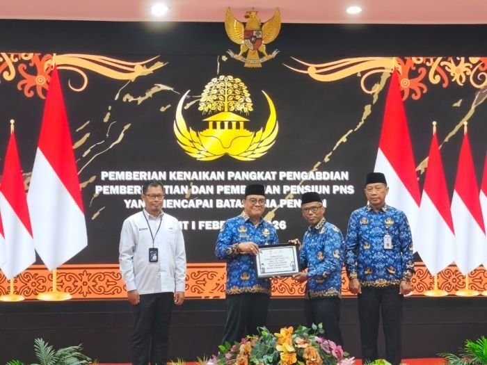 Wawali Balikpapan Serahkan SK Kepada 21 ASN Purnatugas, Pensiun Bukan Berhenti Berkarya