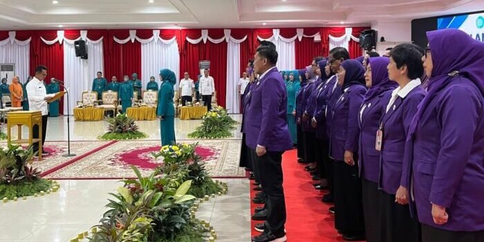 Wali Kota Balikpapan, Rahmad Mas’ud melantik pengurus Tim Penggerak PKK dan Tim Pembina Posyandu Kota Balikpapan periode 2025–2030, di Auditorium Balai Kota Balikpapan, pada Rabu (14/1/2026). Foto: BorneoFlash/Niken Sulastri
