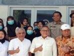 Menteri Koordinator Bidang Pangan Zulkifli Hasan berfoto bersama dengan pejabat Pemkab Wonosobo dan pengelola SPPG Kalikajar 001 Kabupaten Wonosobo. FOTO: ANTARA/Heru Suyitno