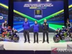 GM Motor Sports Development Division Yamaha Motor Takahiro Sumi (tengah) bersama Managing Director Yamaha Motor Racing Paolo Pavesio (kedua kiri), dan Sport Manager, Yamaha Motor Racing Massimo Meregalli (kedua kanan) memperkenalkan motor YZR-M1 bermesin V4 untuk pembalap Fabio Quartararo (kiri) dan Alex Rins (kanan) dalam acara peluncuran yang diselenggarakan di Hotel Intercontinental Jakarta, pada Rabu (21/1/2026). Foto: BorneoFlash/ANTARA/Aditya Ramadhan