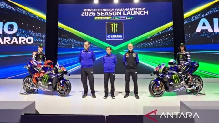 GM Motor Sports Development Division Yamaha Motor Takahiro Sumi (tengah) bersama Managing Director Yamaha Motor Racing Paolo Pavesio (kedua kiri), dan Sport Manager, Yamaha Motor Racing Massimo Meregalli (kedua kanan) memperkenalkan motor YZR-M1 bermesin V4 untuk pembalap Fabio Quartararo (kiri) dan Alex Rins (kanan) dalam acara peluncuran yang diselenggarakan di Hotel Intercontinental Jakarta, pada Rabu (21/1/2026). Foto: BorneoFlash/ANTARA/Aditya Ramadhan