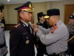 Wakapolda Kaltim Brigjen Pol. Adrianto Jossy Kusumo, S.H., M.Han Saat Penganugerahan Tanda Kehormatan Satyalencana Pengabdian Kepada personel Polda dan Jajaran, di Gedung Mahakam Polda Kaltim, pada Senin (26/1/2026). Foto: HO/Humas Polda Kaltim