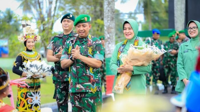 Pangdam VI/Mulawarman, Mayjen TNI Krido Pramono, S.H., M.Si., bersama Ketua Persit KCK Daerah VI/Mlw, Ibu Syanti Krido Pramono, serta Pejabat Utama Kodam VI/Mlw, melaksanakan kunjungan kerja ke Yonif 600/Modang, pada Jumat (23/1/2026). Foto: HO/Pendam VI/Mlw