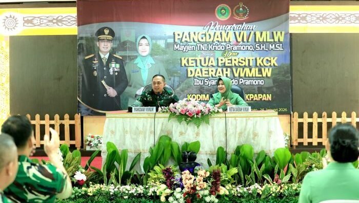 Pangdam VI/Mulawarman, Mayjen TNI Krido Pramono, S.H., M.Si., bersama Ketua Persit KCK Daerah VI/Mlw, Ibu Syanti Krido Pramono saat Kunjungan kerja ke Kodim 0905/Balikpapan, pada Jumat (23/1/2026). Foto: HO/Pendam VI/Mlw