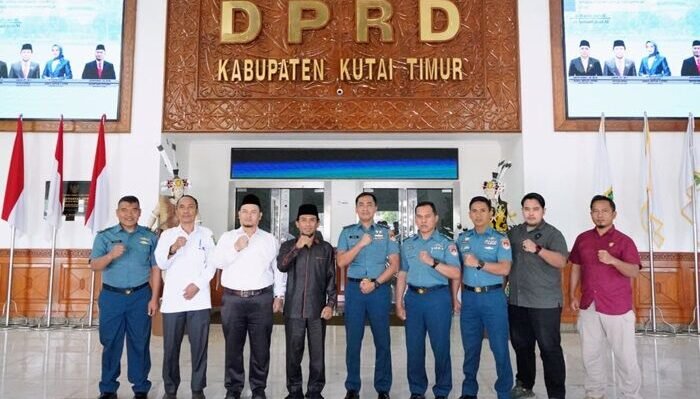 Ketua DPRD Kabupaten Kutai Timur (Kutim), Jimmi, ST., MT, menerima kunjungan kerja Komandan Pangkalan TNI Angkatan Laut (Danlanal) Sangatta, Letkol Laut (P) Yahya Junarko, ST., M.Tr.Opsla, bersama jajaran Pejabat Utama Lanal Sangatta, pada Rabu (21/1/2026). Foto: HO/dprdkutaitimur.id