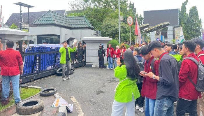 Aksi demonstrasi yang digelar puluhan mahasiswa dari Aliansi Gerakan Rakyat Menggugat (GERAM) di depan Kantor Gubernur Kalimantan Timur (Kaltim), pada Senin (23/2026). Foto: BorneoFlash/Nur Ainunnisa