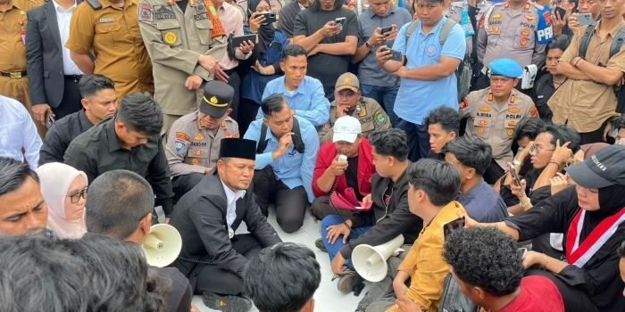 Gubernur Kaltim, Rudy Mas'ud, menemui massa Aksi di depan Kantor Gubernur Kalimantan Timur, pada Senin (23/2026). Foto: BorneoFlash/Nur Ainunnisa