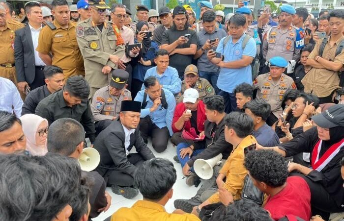 Gubernur Kaltim, Rudy Mas'ud, menemui massa Aksi di depan Kantor Gubernur Kalimantan Timur, pada Senin (23/2026). Foto: BorneoFlash/Nur Ainunnisa